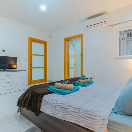 New Spacious 3 Bdr 2 Bth Bugibba דירה *