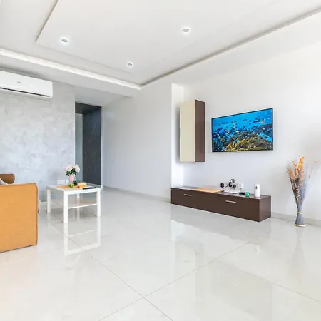 New Spacious 3 Bdr 2 Bth Bugibba Apartment *